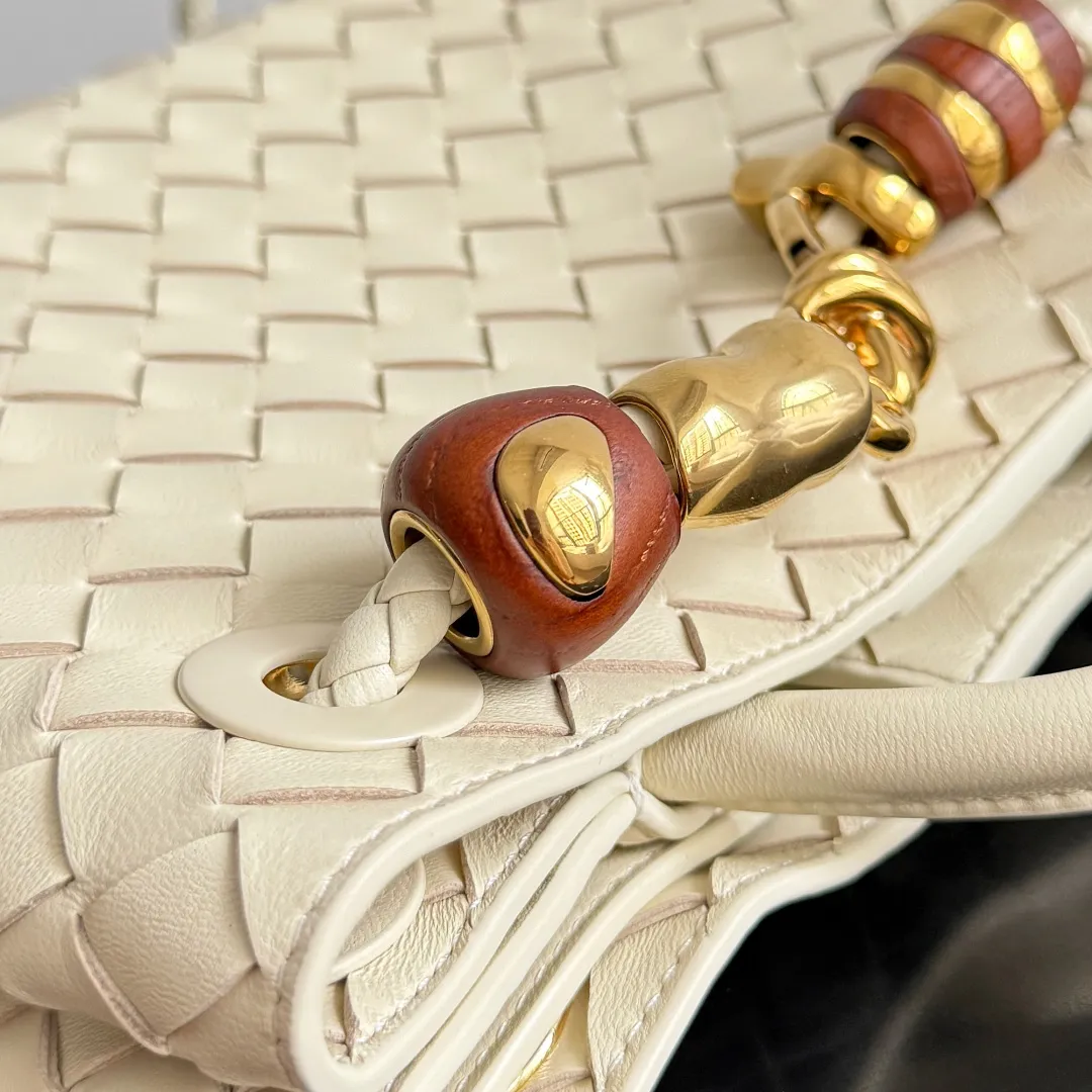 The new Andiamo batch of 3060 BV is shipped‼ ️The classic intercciato weaving process is used to create a soft bag, the metal knot is made of micro-cast aluminum using jewelry technology🪢, and the decorative beads are made of metal and hand-polished oak, allowing you to jump repeatedly between elegance and fun💃, making it unpredictable. Classic and versatile, it shows off your temperament, and the bag has a large capacity, making it very convenient for daily commuting! It has a variety of carrying methods, the shoulder straps can be adjusted by yourself, the original lambskin feels soft and delicate, and the unisex style breaks gender boundaries and brings a more practical and long-lasting use experience. The Andiamo, which has both elegant and casual styles, perfectly interprets the "fashionable old money style". Style number: 743568+wood hardware Color: Ice cream Size: 25*22*10.5cm
